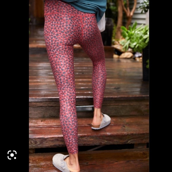 NWT Beyond Yoga Galentine’s High Waisted Heart Print Leggings - Picture 3 of 10
